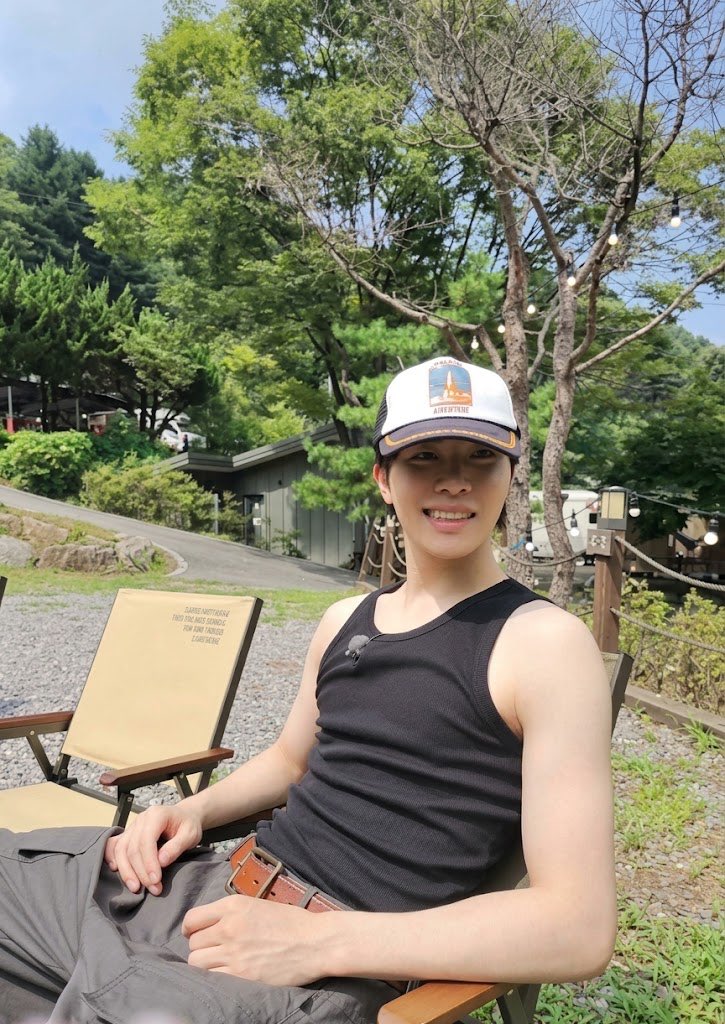 junghwanfeed's tweet photo. ‘pretty baby 💙 my baby’ junghwan’s signature tmap caption (just dont let him show those big guns 💪🏻) https://t.co/N3gRvwFZ9Z
