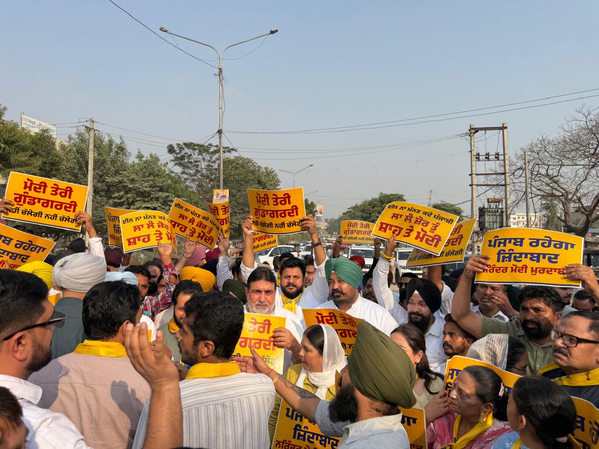 AAPPunjab's tweet photo. ਡਰਾਵਿਆਂ ਦੀ ਰਾਜਨੀਤੀ ਬੰਦ ਕਰੇ ਭਾਜਪਾ !! 

ਭਾਜਪਾ ਵੱਲੋਂ ਕੇਂਦਰੀ ਏਜੰਸੀਆਂ ED ਅਤੇ CBI ਦੀ ਦੁਰਵਰਤੋਂ ਕਰਕੇ ਕੀਤੀ ਜਾਂਦੀ ਡਰਾਵਿਆਂ ਦੀ ਰਾਜਨੀਤੀ ਖ਼ਿਲਾਫ਼ ਆਮ ਆਦਮੀ ਪਾਰਟੀ ਨੇ ਲੁਧਿਆਣਾ ਵਿਖੇ ਵਿਧਾਇਕ ਅਸ਼ੋਕ ਪਰਾਸ਼ਰ ਦੀ ਅਗਵਾਈ ‘ਚ ਤਿੱਖਾ ਰੋਸ ਪ੍ਰਦਰਸ਼ਨ ਕੀਤਾ। ਵੱਡੀ ਗਿਣਤੀ 'ਚ ਇਕੱਠੇ ਹੋਏ 'ਆਪ' ਵਲੰਟੀਅਰਾਂ ਨੇ ਹੱਥਾਂ 'ਚ ਤਖ਼ਤੀਆਂ ਫੜ੍ਹ ਕੇ ਮੋਦੀ ਸਰਕਾਰ ਮੁਰਦਾਬਾਦ ਦੇ ਨਾਅਰੇ ਲਾਉਂਦਿਆਂ ਆਪਣਾ ਰੋਸ ਪ੍ਰਗਟਾਇਆ।
