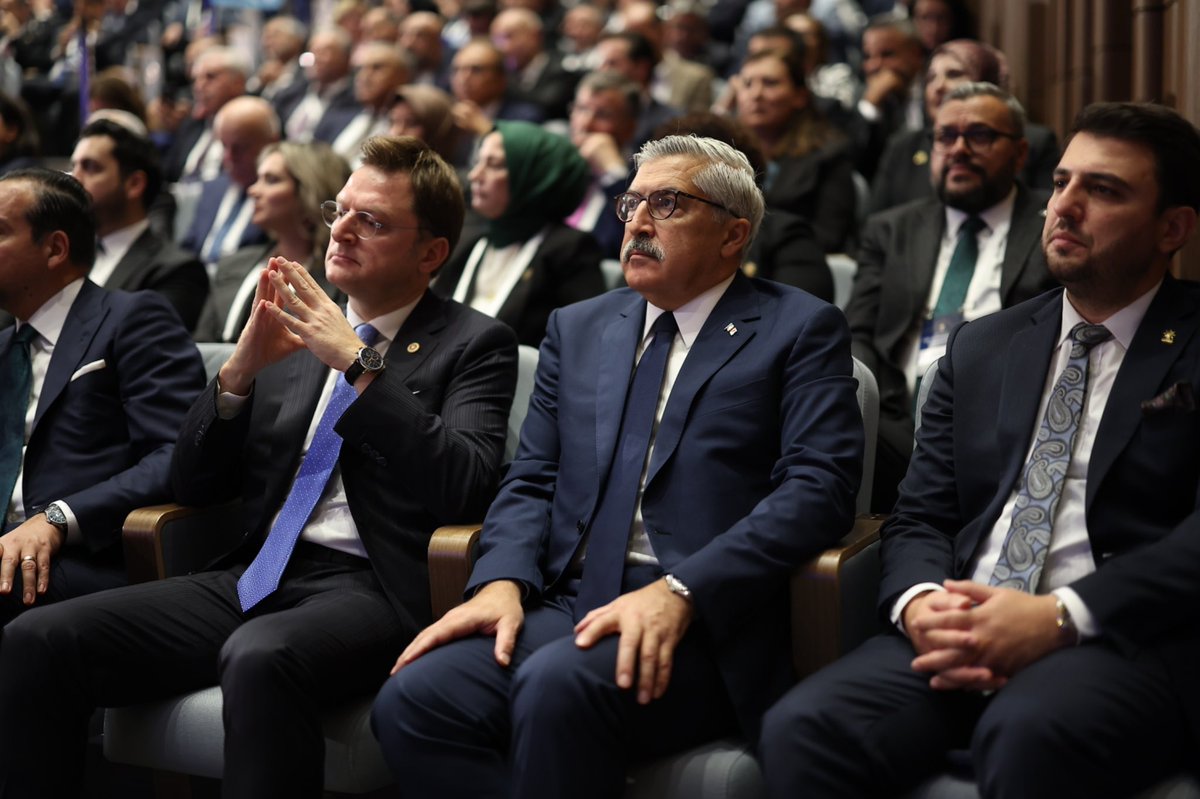 HuseyinYayman's tweet photo. 📍AK Parti Genel Merkezi

"Dedikodular, iddialar, iftiralar, ithamlar, türlü türlü senaryolar kimse merak etmesin Tayyip Erdoğan da onun dava arkadaşları da gereken neyse yapar."

Genel Başkanımız ve Cumhurbaşkanımız Sayın @RTErdogan’ın teşrifleriyle Milletvekillerimizle birlikte Yasama Yılı Açılış Toplantımızı gerçekleştirdik.

Türkiye’nin hedeflerine ulaşması, milletimizin huzur ve refahının daha da güçlenmesi için Meclisimizde çalışmalarımızı kararlılıkla sürdüreceğiz.

Birlik ve beraberlik içerisinde, Türkiye Yüzyılı hedeflerimiz doğrultusunda milletimiz için çalışmaya devam edeceğiz.