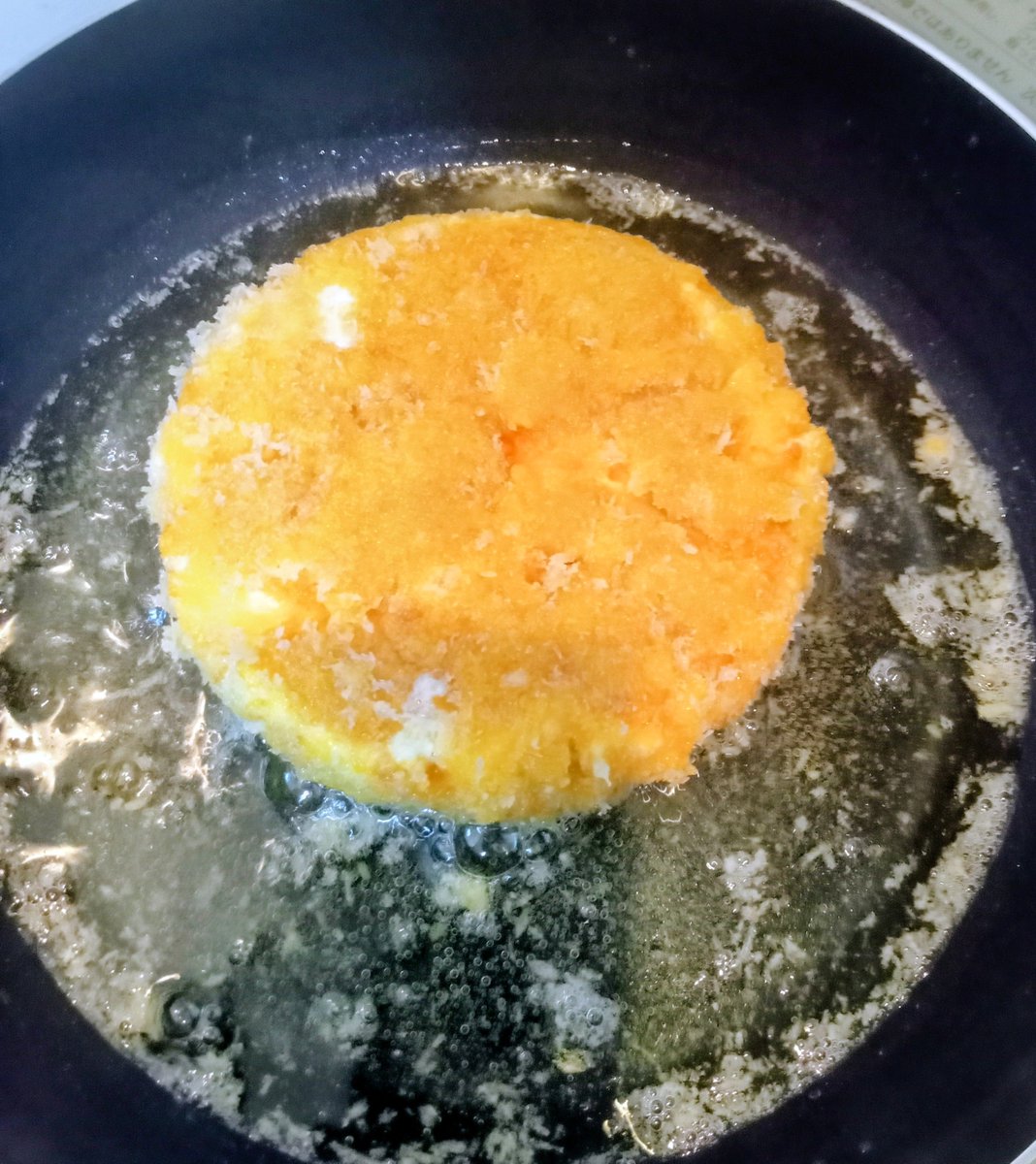 ruro_096's tweet photo. 恐らく今後見ることはない光景
フライドチーズケーキ笑

小麦粉じゃなくて片栗粉まぶしで竜田揚げぽくするぞ
甘い良い匂い✨ https://t.co/kbNKiwxtrk