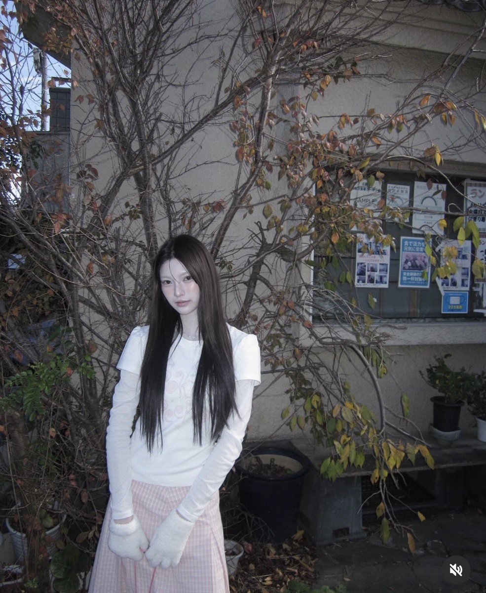 borremorr's tweet photo. นี่ว่าลุคนี้ของน้องพั้นรักแมวเหมาะกับญี่ปุ่นมากๆ ถ่ายรูปออกมามู้ดดีสุด ถ้าไปช่วงที่ยังไม่หนาวเยอะคิดว่าใส่ตามได้ทั้งชุดเลยค่า เสื้อตัวนอกตัวใน กระโปรง แบรนด์ไทยทั้งเซทเลย เอาไปแมทซ์แยกได้อีกหลายลุคด้วยค่ะ 𓂃 ࣪˖ ִֶָ📷🌸 https://t.co/VBUBuivQls