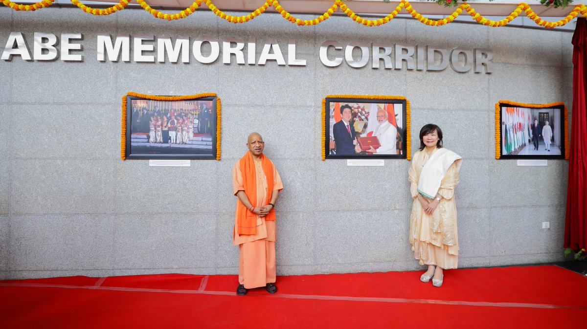 CMOfficeUP's tweet photo. मुख्यमंत्री @myogiadityanath जी आज वाराणसी में भारत-जापान मैत्री एवं सांस्कृतिक संबंधों के जीवंत स्मृति स्थल 'आबे मेमोरियल कॉरिडोर' के उद्घाटन समारोह में सम्मिलित हुए। इस अवसर पर जापान के पूर्व प्रधानमंत्री स्व. शिंजो आबे-सान की धर्मपत्नी श्���ीमती अकी आबे-सान भी उपस्थित रहीं।

मुख्यमंत्री जी ने कहा कि आज की दुनिया में, जब रिश्ते लाभ-हानि और हितों के आधार पर तय होते हैं, ऐसे समय में बिना किसी स्वार्थ के साथ खड़ा रहने वाला सच्चा मित्र मिलना दुर्लभ है। भारत सौभाग्यशाली है कि उसे जापान के रूप में ऐसा मित्र मिला है।

भारत-जापान संबंध केवल हितों की साझेदारी नहीं, बल्कि विश्वास, विचार और विरासत से जुड़े आत्मीय रिश्तों की मजबूत मिसाल हैं��