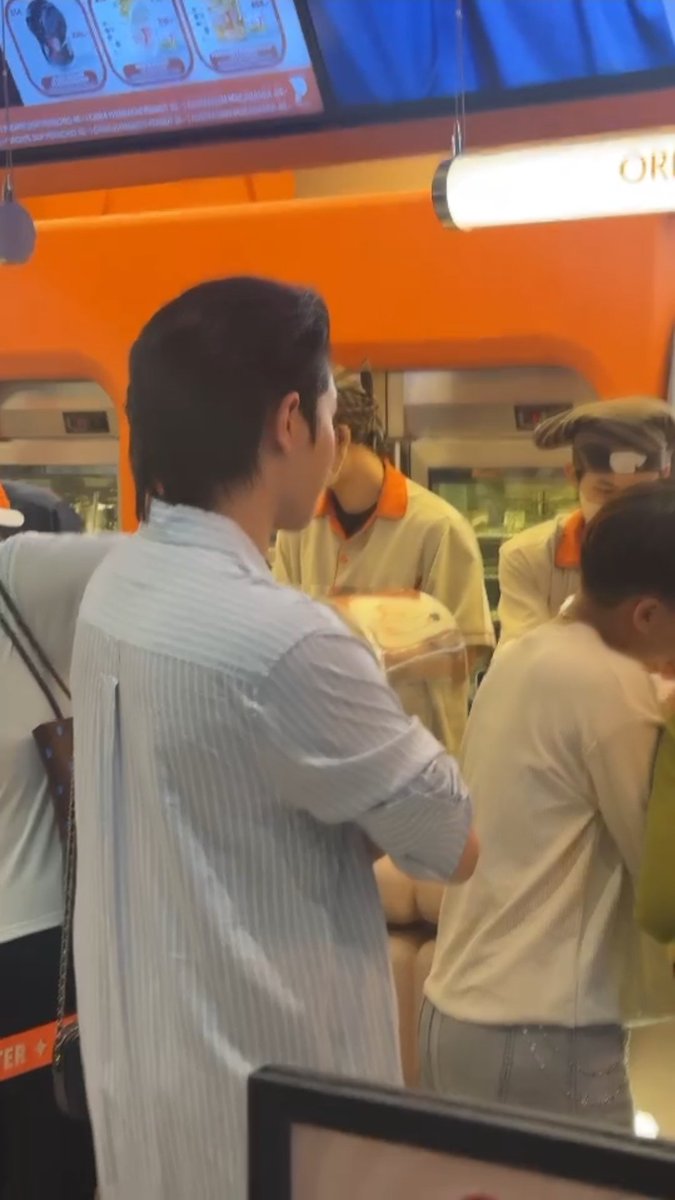 supawan_pui's tweet photo. นี่ถ้าไม่เห็นหลังวิลเลี่ยมนึกว่าฮีใส่เสื้อMiddle Riddleแล้วนะ https://t.co/8uTvrkBJm3