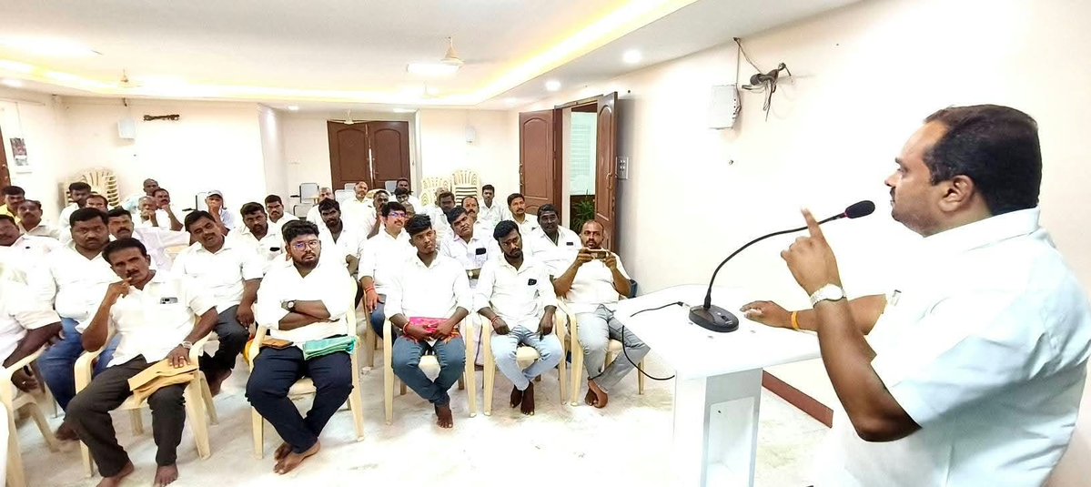 KarurKamalOffl's tweet photo. கரூர் மாவட்ட அதிமுக - 07.10.2026
இதயதெய்வங்களின் வழியில், மாண்புமிகு கழக பொதுச்செயலாளர் திரு @EPSTamilNadu அவர்களின் வழிகாட்டுதலின்படி, 

வருகின்ற 10.10.2026 அன்று கரூர் மாவட்ட அம்மா பேரவை சார்பில் நடைபெற கூடிய மாபெரும் பொதுக்கூட்ட நிகழ்ச்சிக்கான ஆலோசனைக் கூட்டம், கரூர் மாவட்ட அலுவலகத்தில், 
மாவட்ட அம்மா பேரவை செயலாளர் திரு.சக்திவேல் அவர்களின் தலைமையில் நடப்பேற்றது.

இக்கூட்டத்தில் கலந்துகொண்டு அம்மா பேரவை போதுக்கூட்டத்தின் நோக்கம், கழக வளர்ச்சிப்பணிகளில் அம்மா பேரவையின் பங்கீடுகள், செயல்பாடுகள் குறித்து எடுத்துக்கூறி பல்வேறு ஆலோசனைகளை வழங்கினேன்.
இக்கூட்டத்தில், மாவட்ட, ஒன்றிய, பகுதி, நகர, பேரூர் கழக அம்மா பேரவை செயலாளர்கள் கலந்துகொண்டனர்.
@EPSTamilNadu
@AIADMKOfficial
@AIADMKITWINGOFL
@Udhayakumar_RB

#EPSTamilNadu #KarurDistrict #Karur #ADMK #EPS #TVKFails