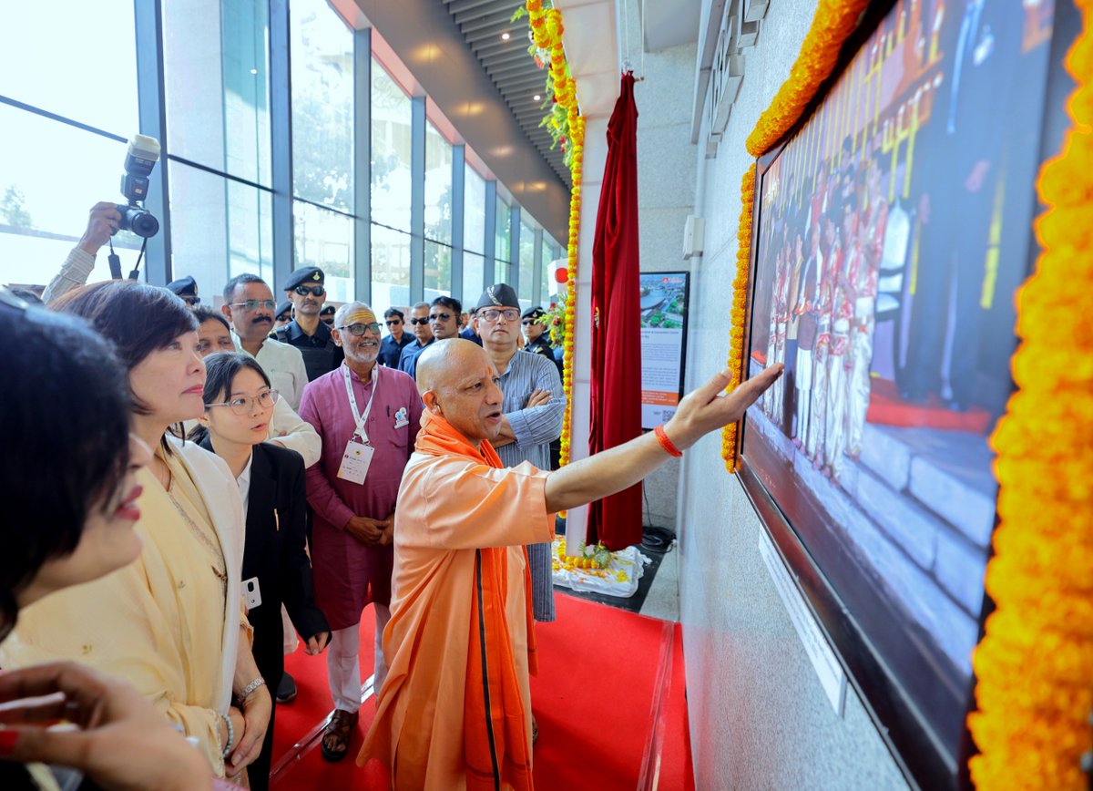 CMOfficeUP's tweet photo. मुख्यमंत्री @myogiadityanath जी आज वाराणसी में भारत-जापान मैत्री एवं सांस्कृतिक संबंधों के जीवंत स्मृति स्थल 'आबे मेमोरियल कॉरिडोर' के उद्घाटन समारोह में सम्मिलित हुए। इस अवसर पर जापान के पूर्व प्रधानमंत्री स्व. शिंजो आबे-सान की धर्मपत्नी श्���ीमती अकी आबे-सान भी उपस्थित रहीं।

मुख्यमंत्री जी ने कहा कि आज की दुनिया में, जब रिश्ते लाभ-हानि और हितों के आधार पर तय होते हैं, ऐसे समय में बिना किसी स्वार्थ के साथ खड़ा रहने वाला सच्चा मित्र मिलना दुर्लभ है। भारत सौभाग्यशाली है कि उसे जापान के रूप में ऐसा मित्र मिला है।

भारत-जापान संबंध केवल हितों की साझेदारी नहीं, बल्कि विश्वास, विचार और विरासत से जुड़े आत्मीय रिश्तों की मजबूत मिसाल हैं��