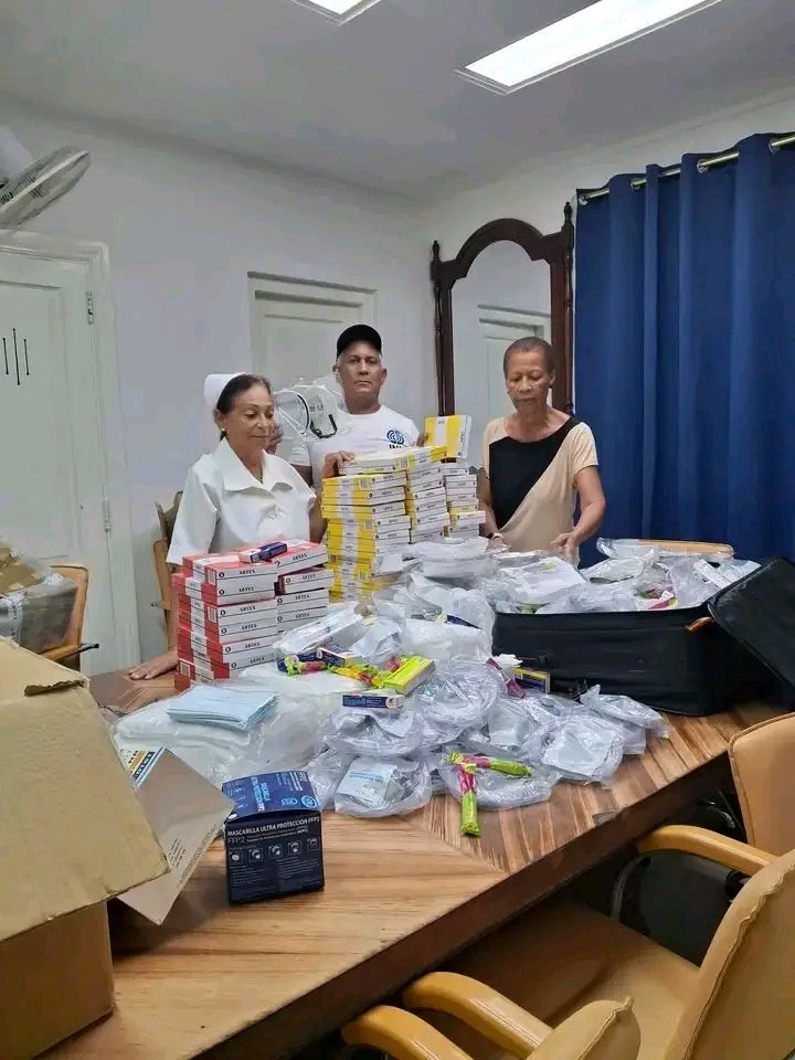 odelsysfmc's tweet photo. La #FMC_Cuba continúa siendo puente solidario.Hoy entregó en el Hospital Neurológico medicamentos e insumos para pacientes, demostrando que la solidaridad internacional también enfrenta el #BloqueoGenocida.
🇨🇺 #CubaNoEsUnaAmenaza,el bloqueo sí.#MujeresEnRevolución 
#LatirAvileño https://t.co/mBbgbomU6N