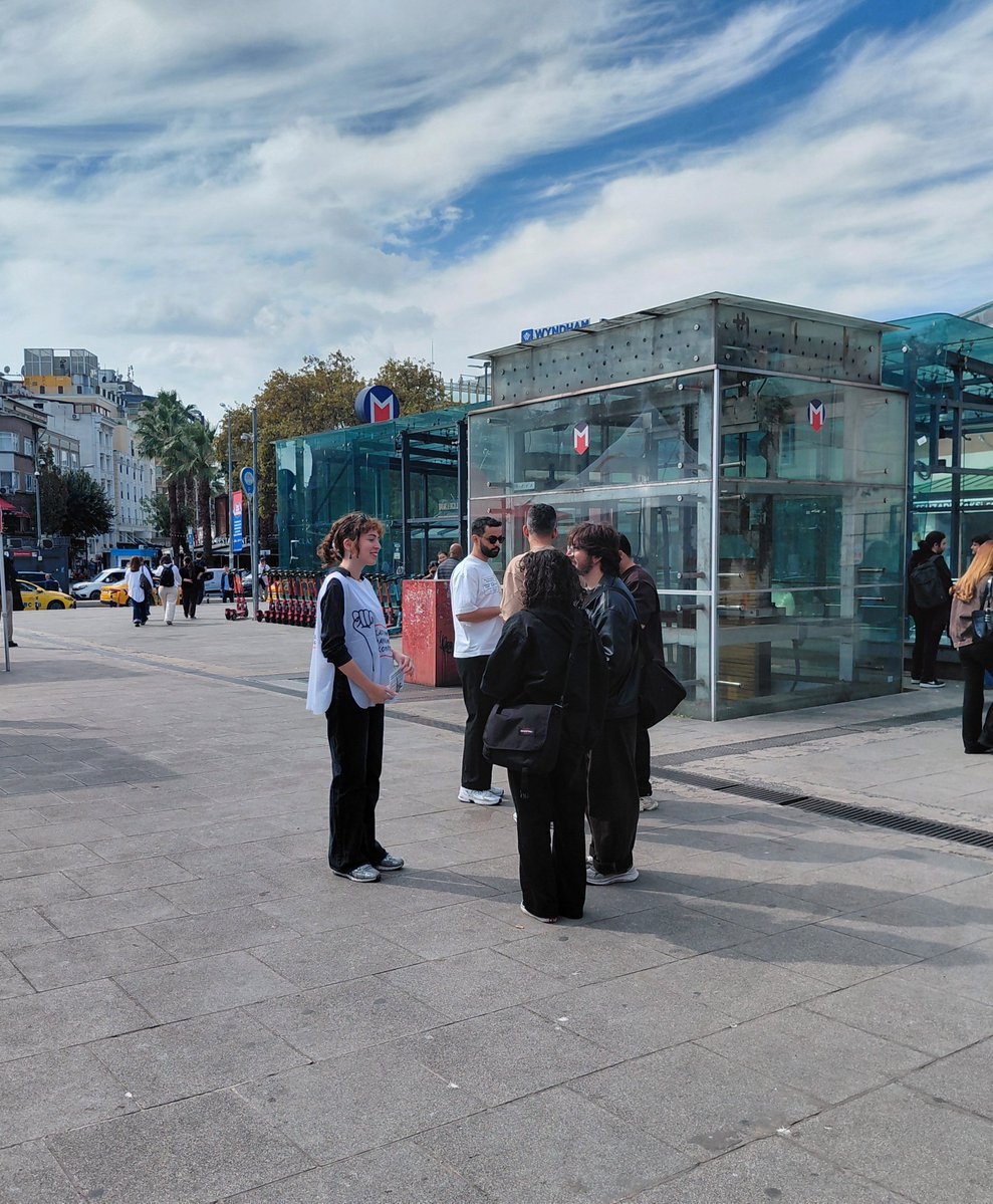 istanbulkdk_'s tweet photo. Bugün İstanbul Üniversitesi öğrencilerine çagrımızı ulaştırdık:

Kendi hayatımızdan başlayarak bu dikiş tutmaz düzeni kökünden değiştirmek, eşit ve özgür bir hayatı birlikte kurmak için Kadın Dayanışma Komitelerinde buluşalım.

Bize katılmak için bio'daki formu doldurabilirsin! https://t.co/XsGJiw7TOt