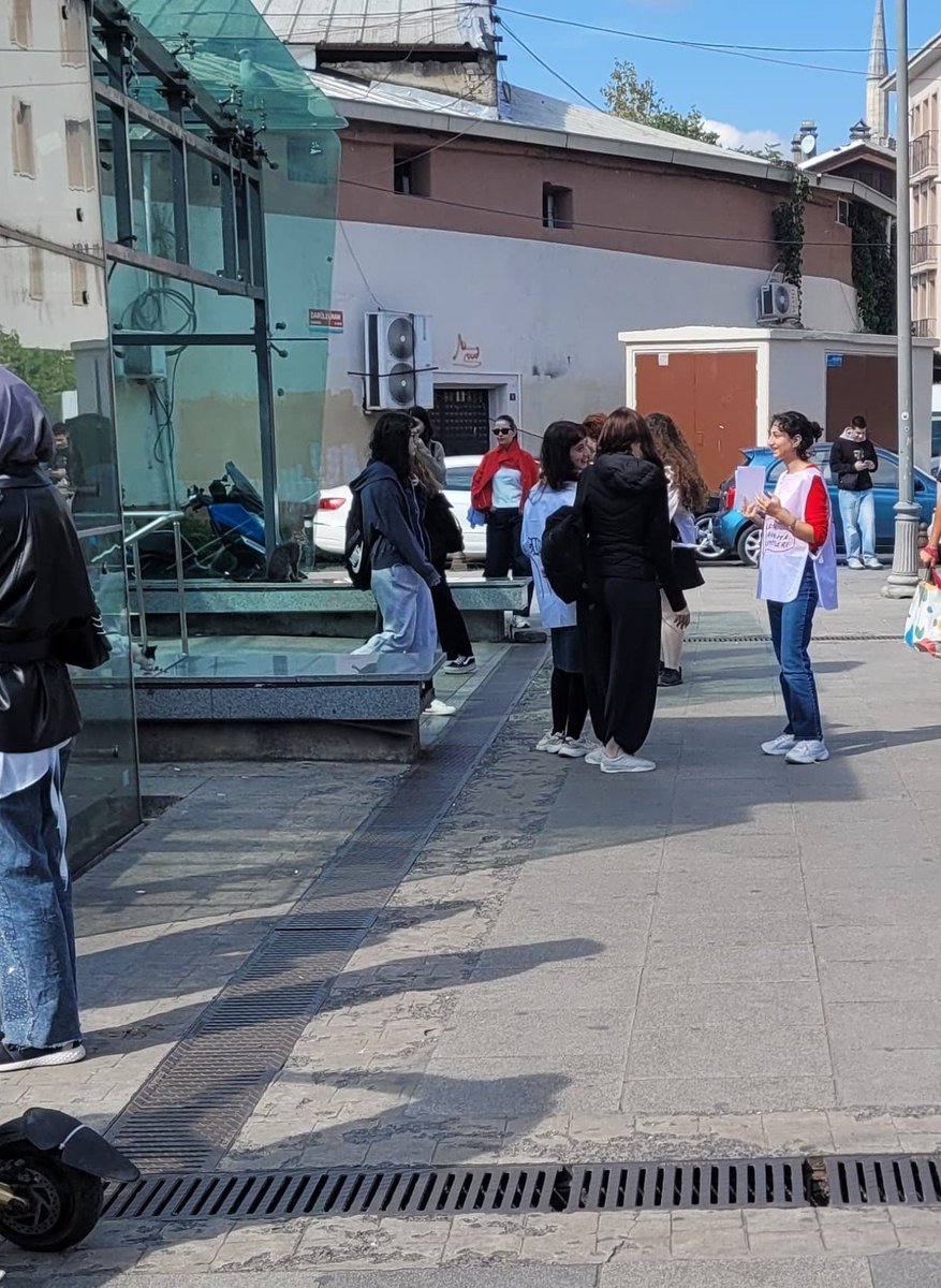 istanbulkdk_'s tweet photo. Bugün İstanbul Üniversitesi öğrencilerine çagrımızı ulaştırdık:

Kendi hayatımızdan başlayarak bu dikiş tutmaz düzeni kökünden değiştirmek, eşit ve özgür bir hayatı birlikte kurmak için Kadın Dayanışma Komitelerinde buluşalım.

Bize katılmak için bio'daki formu doldurabilirsin! https://t.co/XsGJiw7TOt