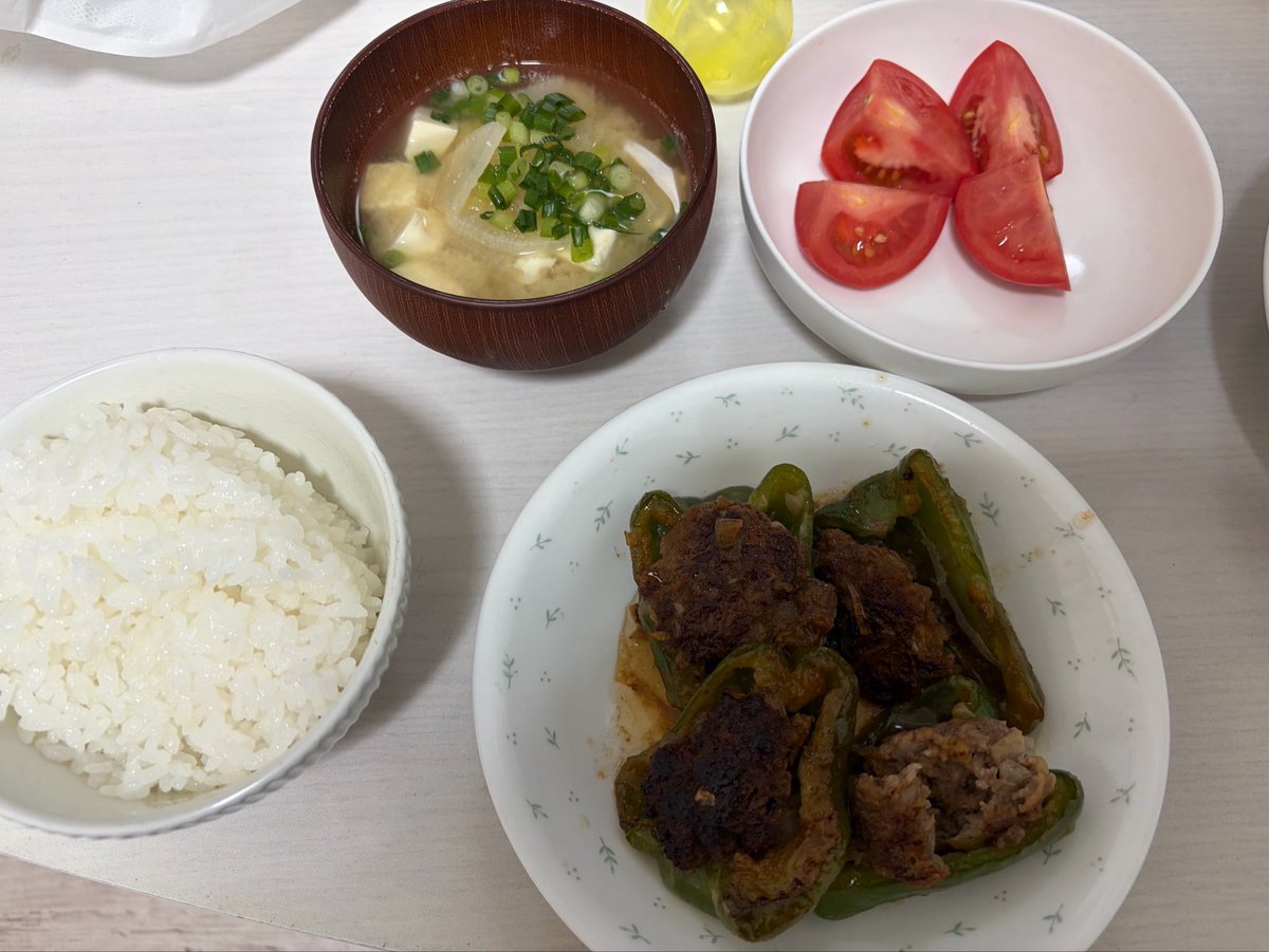 x_xs2_m's tweet photo. 魚！
麻婆茄子（油大量発生）！
カルボナーラ！
ピーマンの肉詰め！！！ https://t.co/fwgIFPv5EH