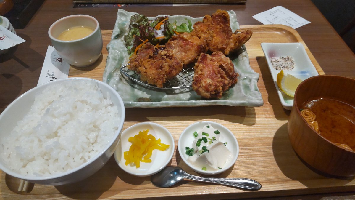 H20235808's tweet photo. 本日のランチは…唐揚げ定食
小鉢も付いて1,078円
もちろんご飯、味噌汁はお代わり自由

#ランチ https://t.co/ZyNR52wbil