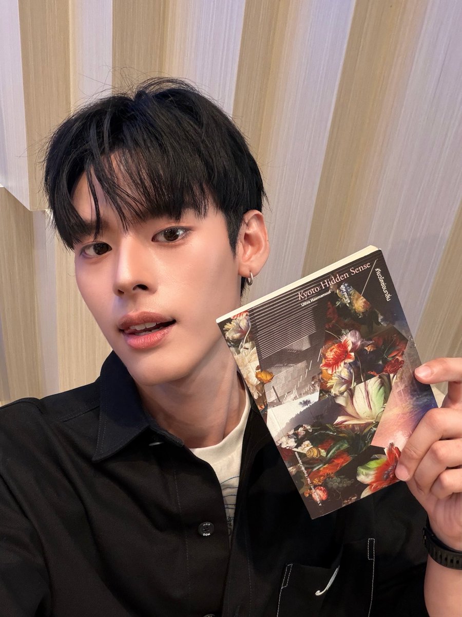 perses_official's tweet photo. ลองไปอ่านตามกันได้นะครับ 📖🤍 #ณรัณอ่าน

#งานแถลงข่าวงานมหกรรมหนังสือระดับชาติครั้งที่31 
#NAY_PERSES 
#PERSES #PERSES_TH https://t.co/XR4hpAFI2Z