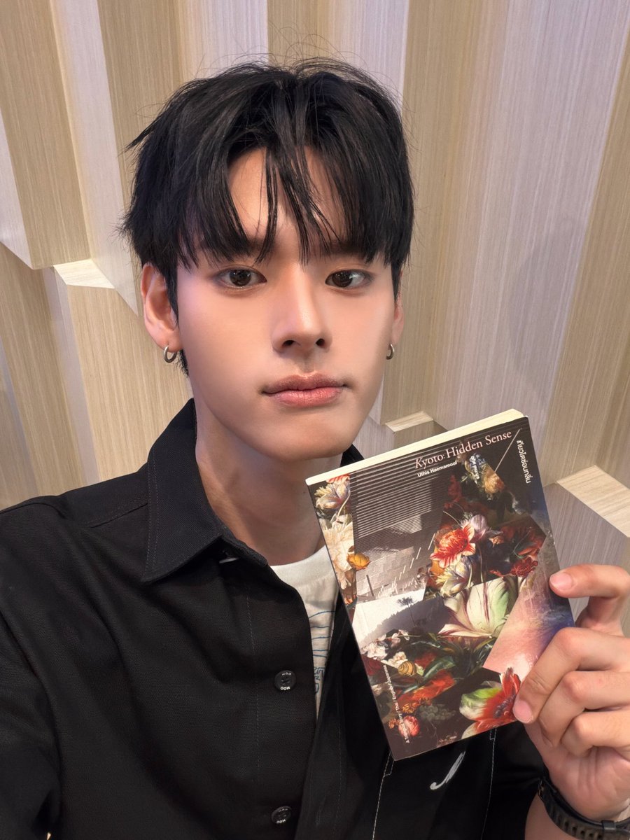perses_official's tweet photo. ลองไปอ่านตามกันได้นะครับ 📖🤍 #ณรัณอ่าน

#งานแถลงข่าวงานมหกรรมหนังสือระดับชาติครั้งที่31 
#NAY_PERSES 
#PERSES #PERSES_TH https://t.co/XR4hpAFI2Z