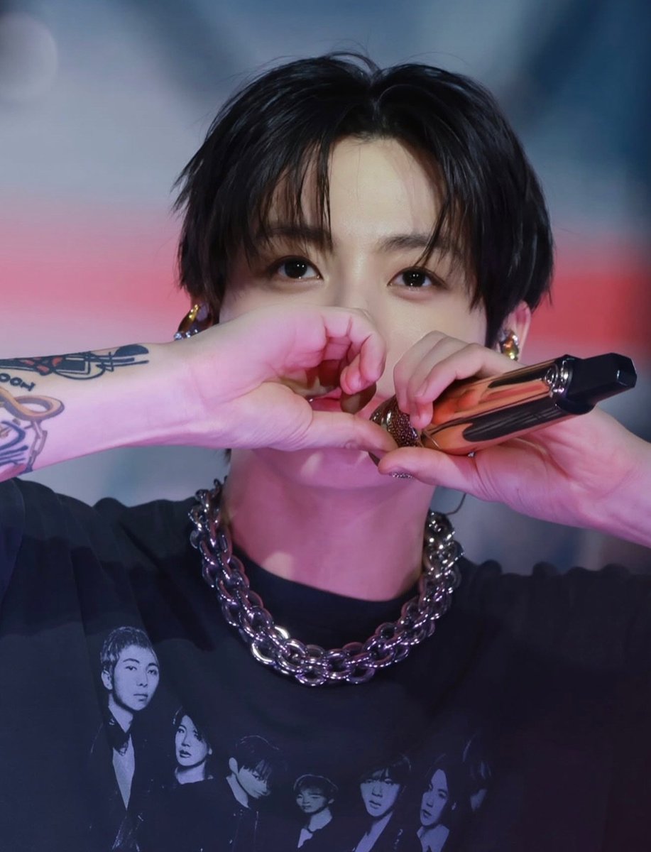 Goldenboy_JKOOK's tweet photo. @sumaiyarg52 That's so sweet of you to say🥰I'm always happy to chat with you! Suma 💜 
Take care dear😘 https://t.co/hv4r2uDsSW