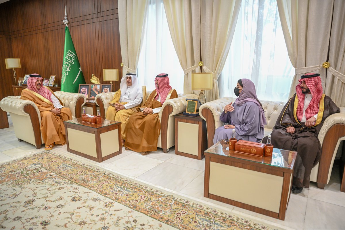 emara_hail's tweet photo. سمو #أمير_منطقة_حائل يرعى توقيع اتفاقية بين:
▫️ غرفة حائل
▫️ شركة كفاءات المعرفة
لتوفير 100 فرصة وظيفية لأبناء وبنات المنطقة لدى منشآت القطاع الثالث، من الجمعيات ومؤسسات النفع العام. https://t.co/9l778f17bA