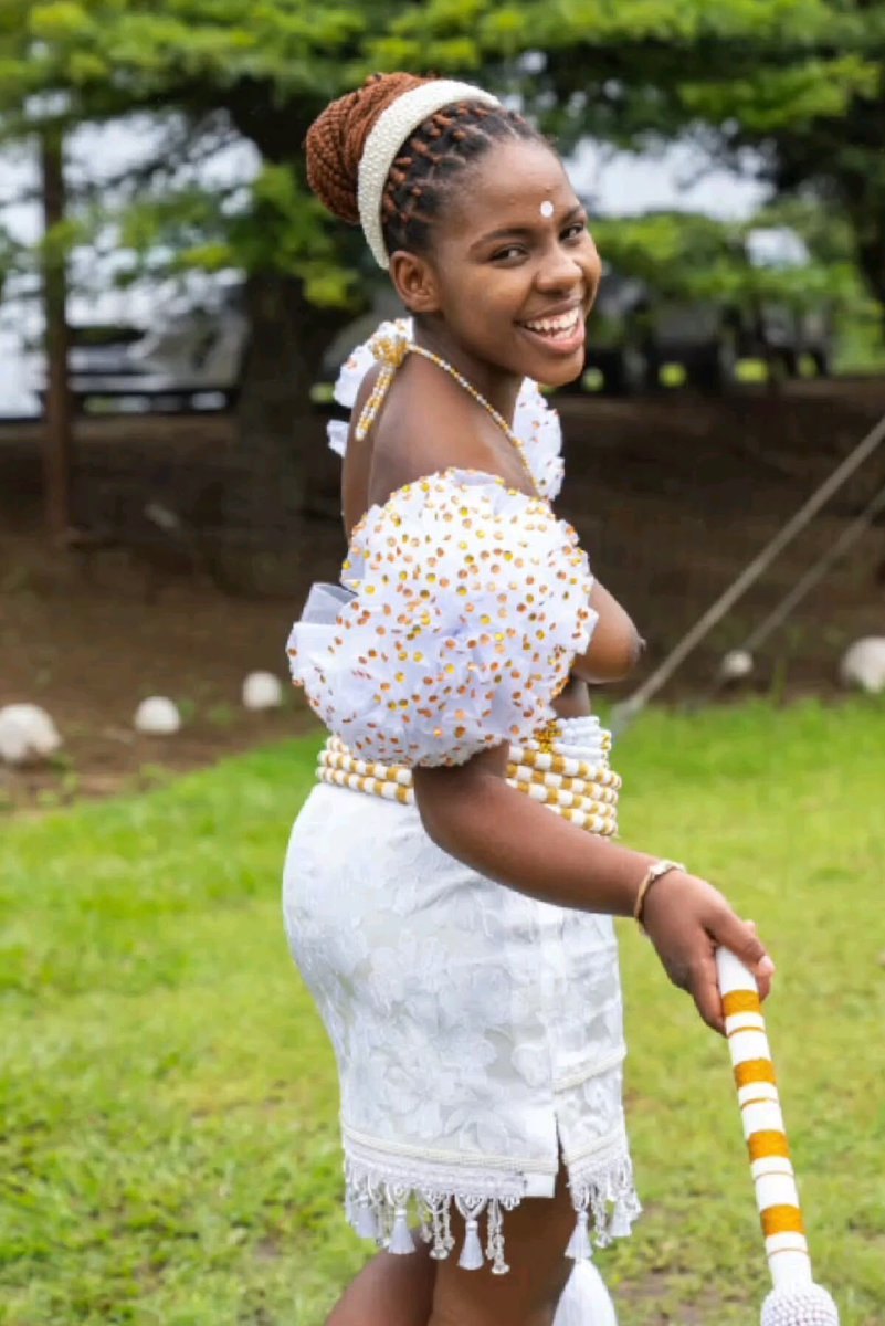 africulturehub's tweet photo. White in Zulu beadwork = purity.
Blue = faithfulness
Red = love &amp; passion

So when you see her in full white Isigege and amasosha, she is saying: "I am pure, I am proud, I have nothing to hide before my ancestors."

Culture is fashion. 🇿🇦 https://t.co/7k31UltqOj