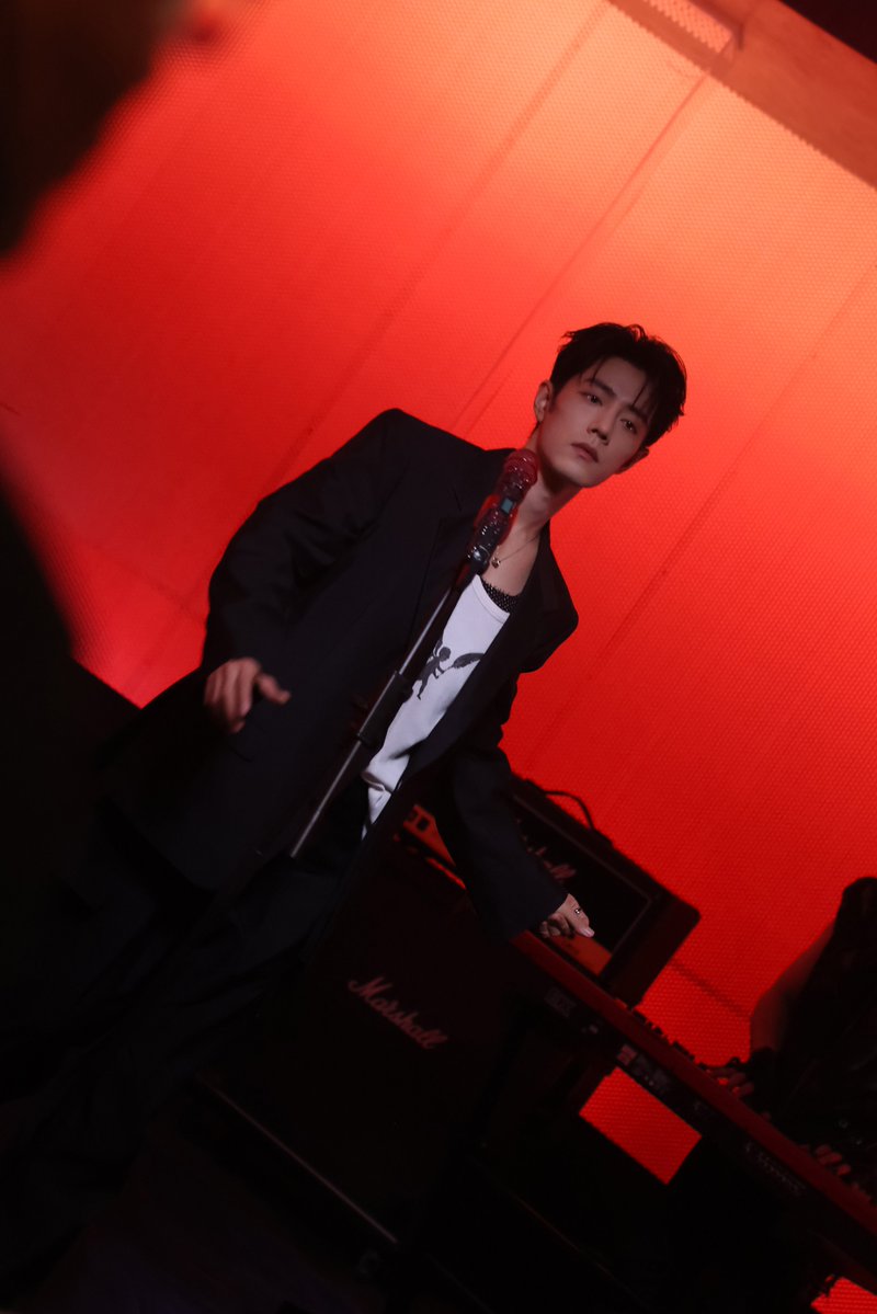 XiaoZhan_OFC's tweet photo. 【261007 Photo】

#XiaoZhan1005NewsPort
#XiaoZhan #肖战

Xiao Zhan Studio Weibo updated:

Immerse yourself in the experience, fully commit to the performance, and encounter the other side of the lens. https://t.co/dEw7BM22Mh