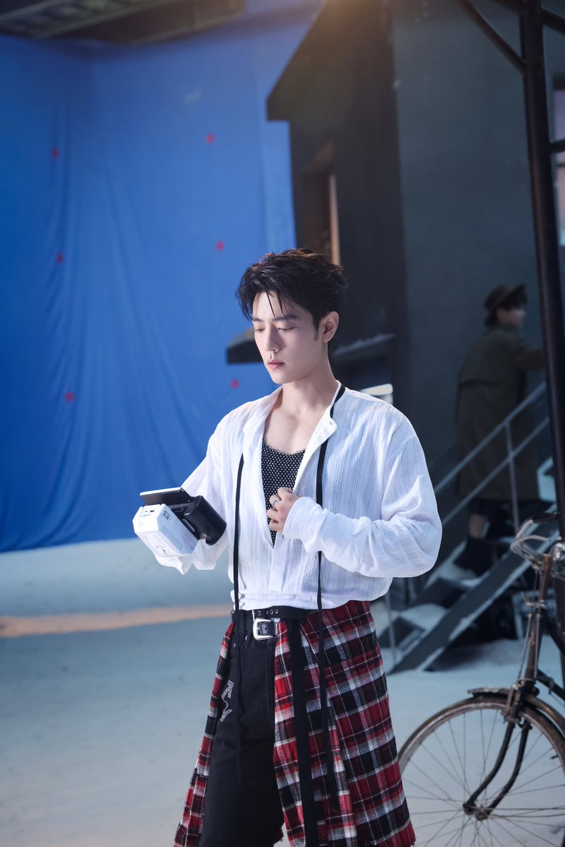 XiaoZhan_OFC's tweet photo. 【261007 Photo】

#XiaoZhan1005NewsPort
#XiaoZhan #肖战

Xiao Zhan Studio Weibo updated:

Immerse yourself in the experience, fully commit to the performance, and encounter the other side of the lens. https://t.co/dEw7BM22Mh