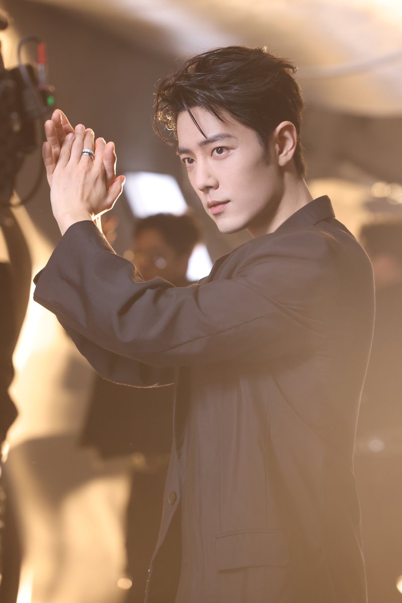 XiaoZhan_OFC's tweet photo. 【261007 Photo】

#XiaoZhan1005NewsPort
#XiaoZhan #肖战

Xiao Zhan Studio Weibo updated:

Immerse yourself in the experience, fully commit to the performance, and encounter the other side of the lens. https://t.co/dEw7BM22Mh