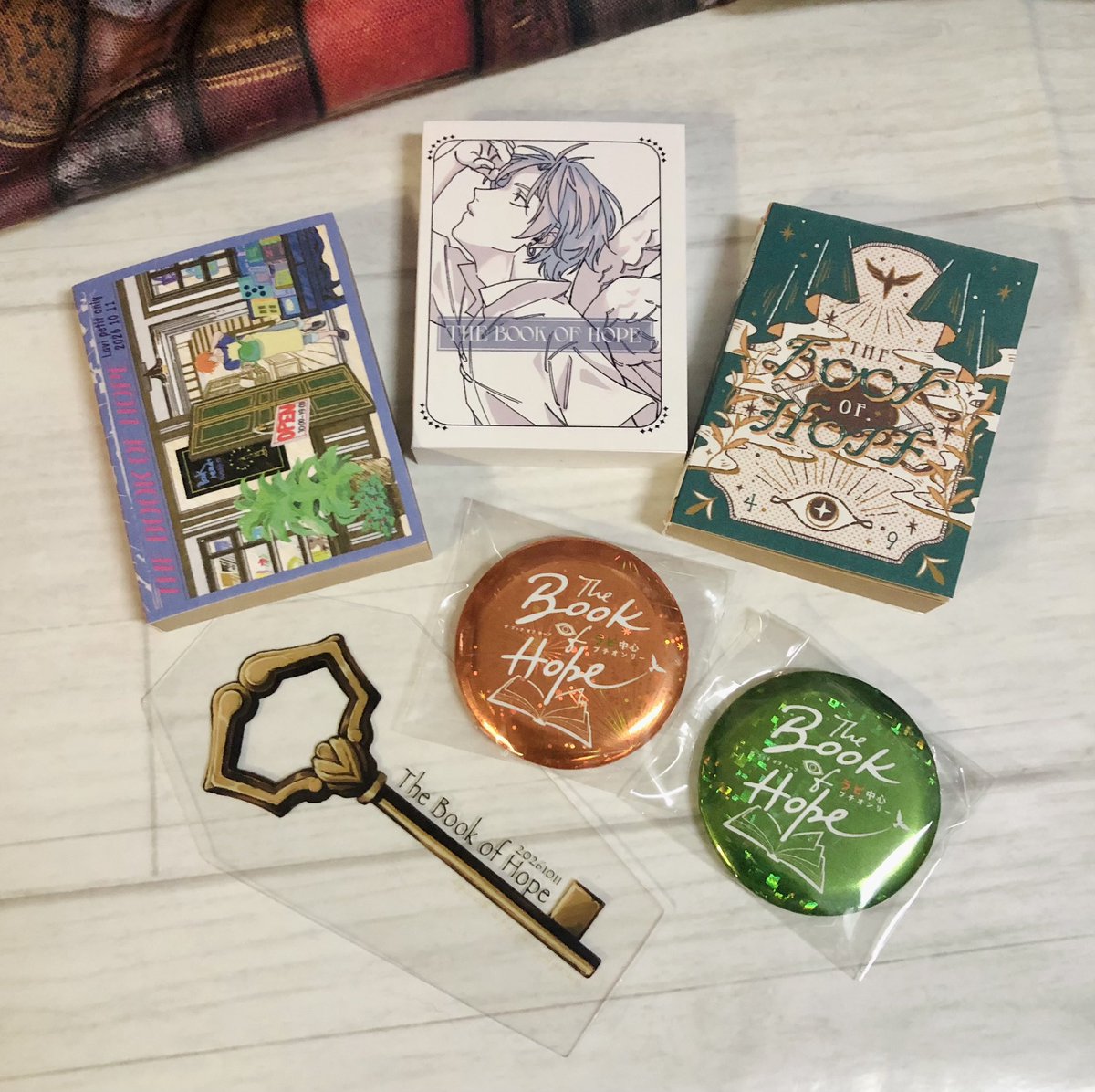 lavi_petit's tweet photo. 📢ペーパーラリーくじ景品(1/3)
#ラビプチ1011

☆ロゴ缶バッジ
ホログラムがとても綺麗で可愛い🌟
 
☆クリアカード鍵しおり
両面印刷でそこに在るかのよう🗝️たくさん積み重なってる様をぜひ本部に見に来てください

☆豆メモ
小さいけど自立するしっかり仕様✍️裏表紙も素敵なので実物をお楽しみに✨ https://t.co/2Ybg1jz0xf