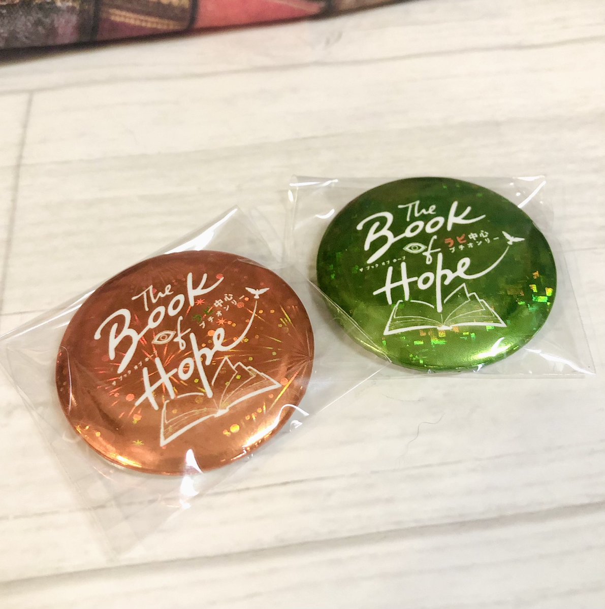 lavi_petit's tweet photo. 📢ペーパーラリーくじ景品(1/3)
#ラビプチ1011

☆ロゴ缶バッジ
ホログラムがとても綺麗で可愛い🌟
 
☆クリアカード鍵しおり
両面印刷でそこに在るかのよう🗝️たくさん積み重なってる様をぜひ本部に見に来てください

☆豆メモ
小さいけど自立するしっかり仕様✍️裏表紙も素敵なので実物をお楽しみに✨ https://t.co/2Ybg1jz0xf