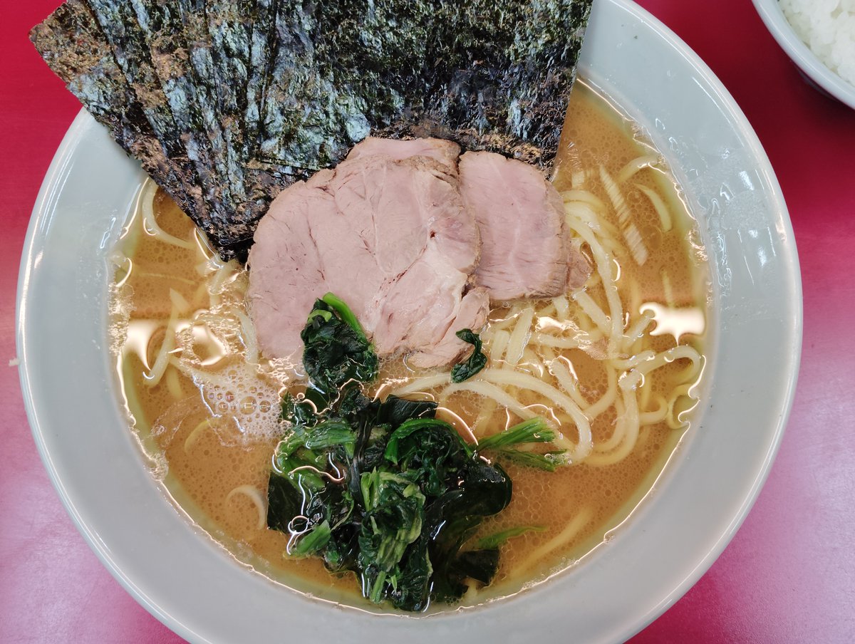 sakirim0's tweet photo. らーめん 武蔵家 大宮店 ＠大宮
らーめん (中) のり トッピング を頂きました。
前を通ると常に行列。中々タイミングが合いませんでしたが、ようやく空いている所に遭遇。気持ち川口店よりマイルド���美味しい事には変わりませんんがｗ
#ラーメン #ラーメン大好き #ラーメン好きな人と繋がりたい https://t.co/QhvrCsYkhd