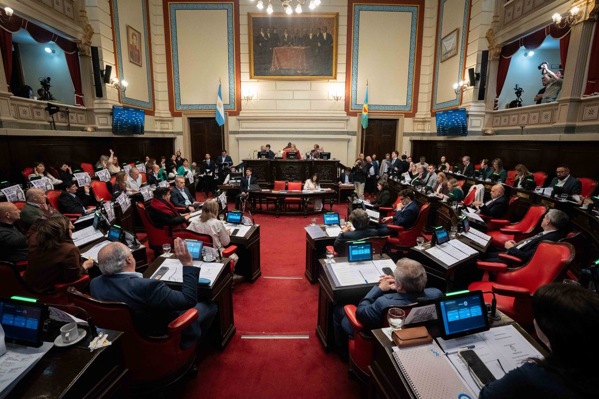 BorginiPedro's tweet photo. Ayer llevamos adelante la 4ª Sesión Ordinaria del @Senado_BA, donde abordamos distintos temas de importancia para las y los bonaerenses.

Se aprobó la Ley Ema, una herramienta fundamental para prevenir y abordar la violencia digital en las escuelas, promoviendo entornos más seguros para nuestros estudiantes.

También obtuvo media sanción un proyecto de mi autoría para declarar Personalidad Destacada de la Provincia de Buenos Aires al histórico arquero de Independiente, Miguel Ángel “Pepe” Santoro, en reconocimiento a una trayectoria que forma parte de la historia del deporte argentino.
