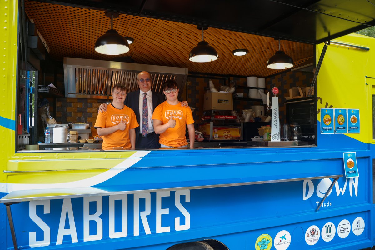 VToledociudad's tweet photo. Un año más, #Toledo acoge en el Paseo de la Vega la XLV Edición de #FARCAMA, inaugurada hoy con la presencia de nuestro concejal, Juan Marín.
🗡️ Una Feria de Artesanía, hasta el 12 de octubre, que reúne a artesanos de toda Castilla-La Mancha y que vuelve a contar con la presencia de la FoodTruck de @DOWNTOLEDO
🔨 Una cita imprescindible para disfrutar de los oficios artesanos, conocer el trabajo de nuestros maestros y apoyar a un sector fundamental de nuestra región.