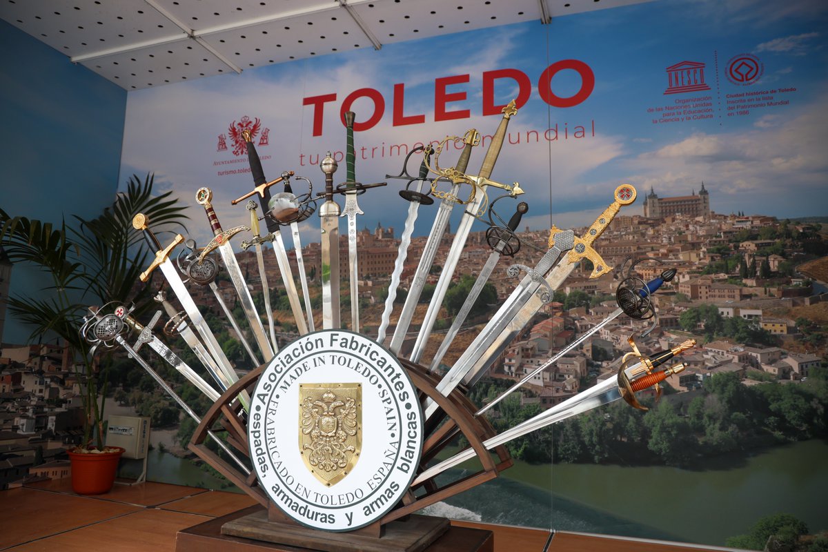 VToledociudad's tweet photo. Un año más, #Toledo acoge en el Paseo de la Vega la XLV Edición de #FARCAMA, inaugurada hoy con la presencia de nuestro concejal, Juan Marín.
🗡️ Una Feria de Artesanía, hasta el 12 de octubre, que reúne a artesanos de toda Castilla-La Mancha y que vuelve a contar con la presencia de la FoodTruck de @DOWNTOLEDO
🔨 Una cita imprescindible para disfrutar de los oficios artesanos, conocer el trabajo de nuestros maestros y apoyar a un sector fundamental de nuestra región.