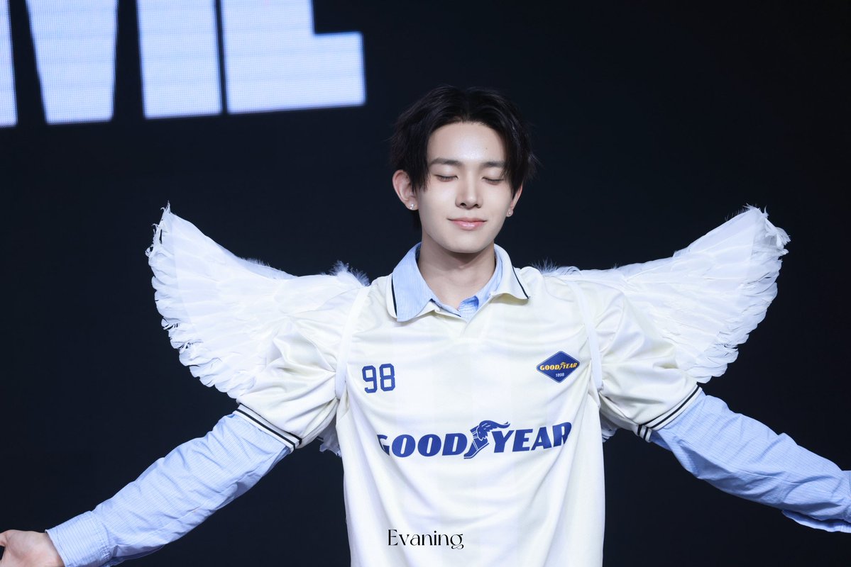 Evaning_1015's tweet photo. 261001
👼🪽

#EVAN #에반 #HEESEUNG #희승 https://t.co/1DloET9Xgo