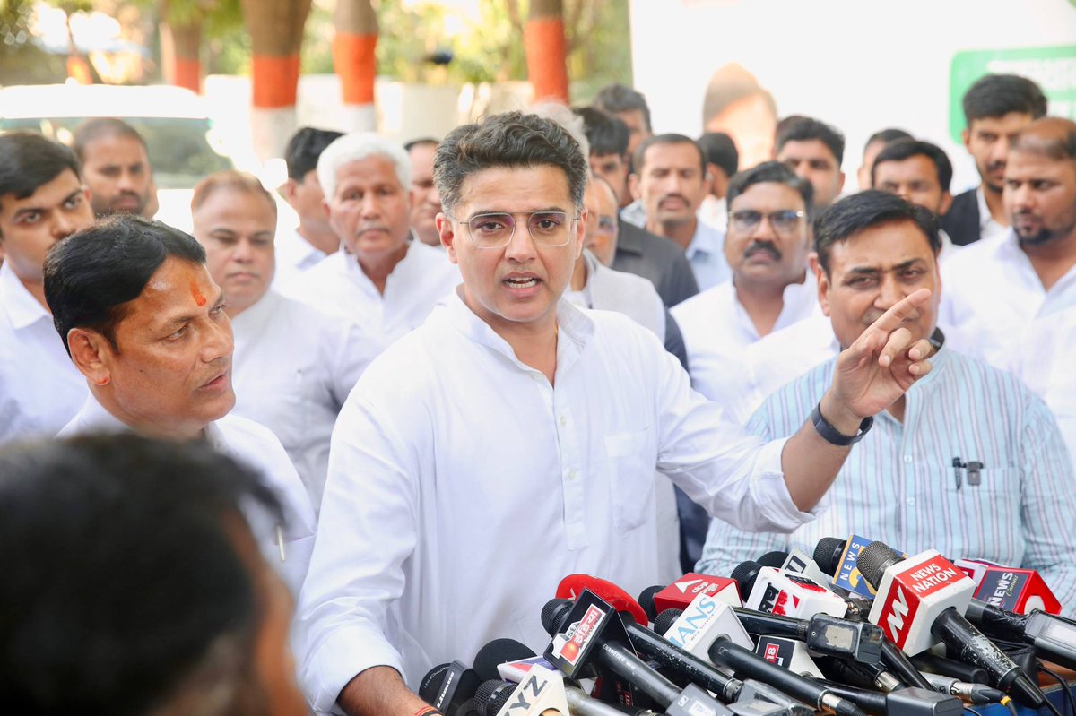 SachinPilot's tweet photo. आज दोपहर मीडिया को संबोधित किया। 

वोट चोरी का मुद्दा बेहद गंभीर है। CEC ज्ञानेश कुमार की भूमिका और चुनाव प्रक्रिया से जुड़े गंभीर सवालों पर जवाब मांगना विपक्ष का संवैधानिक अधिकार है। इसे दबाने की कोशिश स्वीकार नहीं की जा सकती।

@RahulGandhi जी और @PriyankaGandhi जी के खिलाफ FIR दर्ज करना भी इसी दबाव से जुड़ा है। कांग्रेस लोकतंत्र और संविधान की रक्षा के लिए लड़ाई मजबूती से लड़ती रहेगी।

साथ ही, आगामी राजस्थान पंचायत चुनावों में कांग्रेस पूरी मजबूती के साथ जनता के बीच जाएगी।