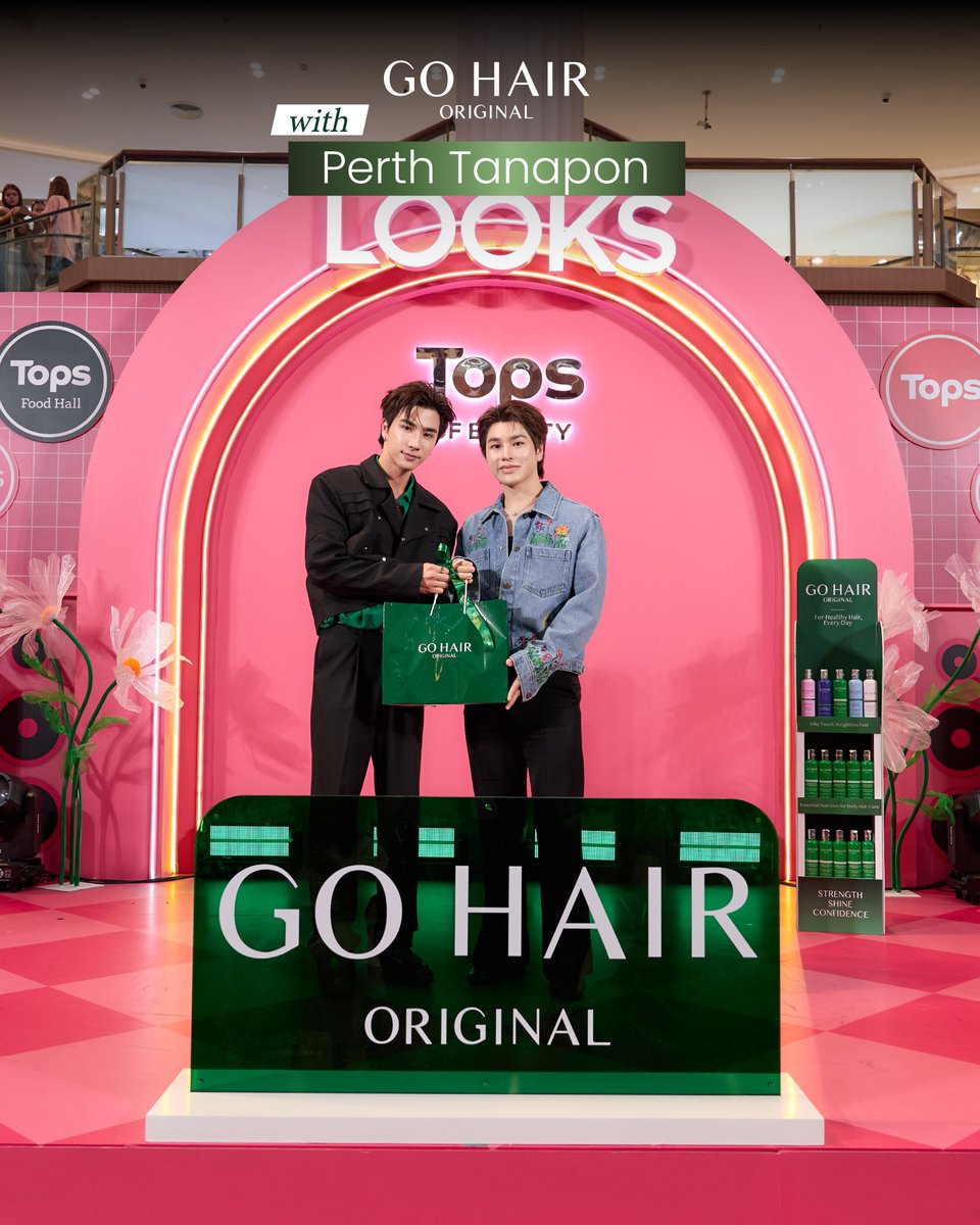 gohairoriginal's tweet photo. รวมภาพบรรยากาศความน่ารักของ ‘Perth Tanapon’ ในงาน Tops of Beauty by LOOKS 💚✨

Perth เติมเต็มงานด้วยรอยยิ้ม ความสดใส และโมเมนต์สุดพิเศษ พร้อมสร้างความประทับใจให้กับแฟน ๆ ตลอดงาน 🥰💫

ขอขอบคุณลูกค้าและแฟน ๆ ของ Perth ทุกคนที่มาร่วมเป็นส่วนหนึ่งของโมเมนต์พิเศษในครั้งนี้  และขอบคุณที่คอยสนับสนุน GO HAIR กันเสมอมา 💚🙏🏻

เก็บภาพความประทับใจจากงานมาฝากทุกคนแล้ว มาดูโมเมนต์น่ารัก ๆ ไปพร้อมกันเลย! 📸✨
ไว้เจอกันใหม่กับกิจกรรมสนุก ๆ และโมเมนต์ดี ๆ แบบนี้อีกนะ 💚
.
Follow us on
FB: Go Hair
IG: gohairoriginal
TT: gohairofficial
X: gohairoriginal
LINE: @ gohair_th
#GOHAIRxPerth #GOHAIR #โกแฮร์ #PerthTanapon #TopsofBeauty2026