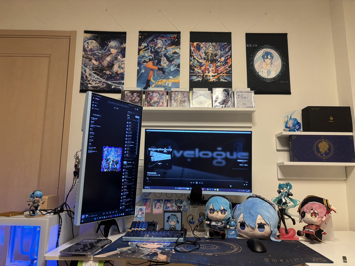 pati252400's tweet photo. 久しぶりにすいちゃんデスクのレイアウト変えたホロクルで買ったアクキーをモニター下にぶら下げたらかなり賑やかなデスクになった。
このアクキーは推し絵師のヴィオレット先生の！！アクリルブロックもいいぞ@Violet_viora https://t.co/Aa2PSb6UWH