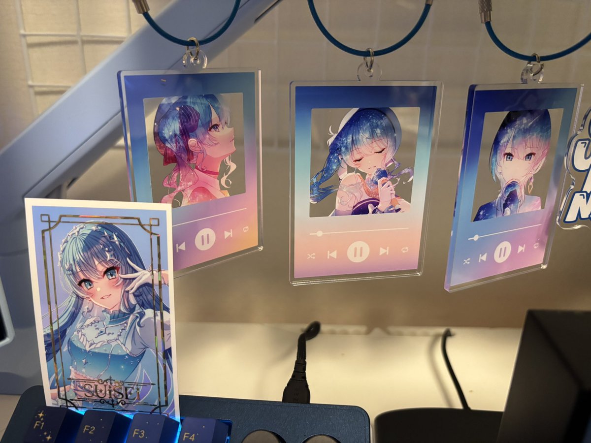 pati252400's tweet photo. 久しぶりにすいちゃんデスクのレイアウト変えたホロクルで買ったアクキーをモニター下にぶら下げたらかなり賑やかなデスクになった。
このアクキーは推し絵師のヴィオレット先生の！！アクリルブロックもいいぞ@Violet_viora https://t.co/Aa2PSb6UWH