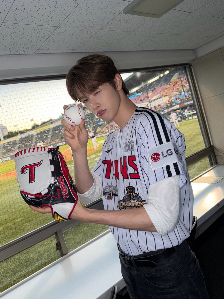 sungchanriiize's tweet photo. Would you catch the ball just like how you catch my heart, BRIIZE? https://t.co/uLN63XeUjx
