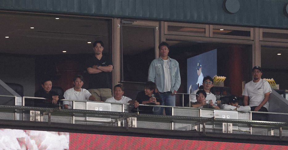 gnomotoke's tweet photo. 阪神・西勇輝が引退登板　古巣・オリックスの選手もスタンドで見守る（スポニチアネックス）-Yahoo!ニュース https://t.co/hKuZSESaL8

西勇のラスト登板を見守る（左から）松葉、西野、伊藤光、杉本、山岡、山田、近藤氏、若月、宗、平野 https://t.co/EEGSPhKeqO