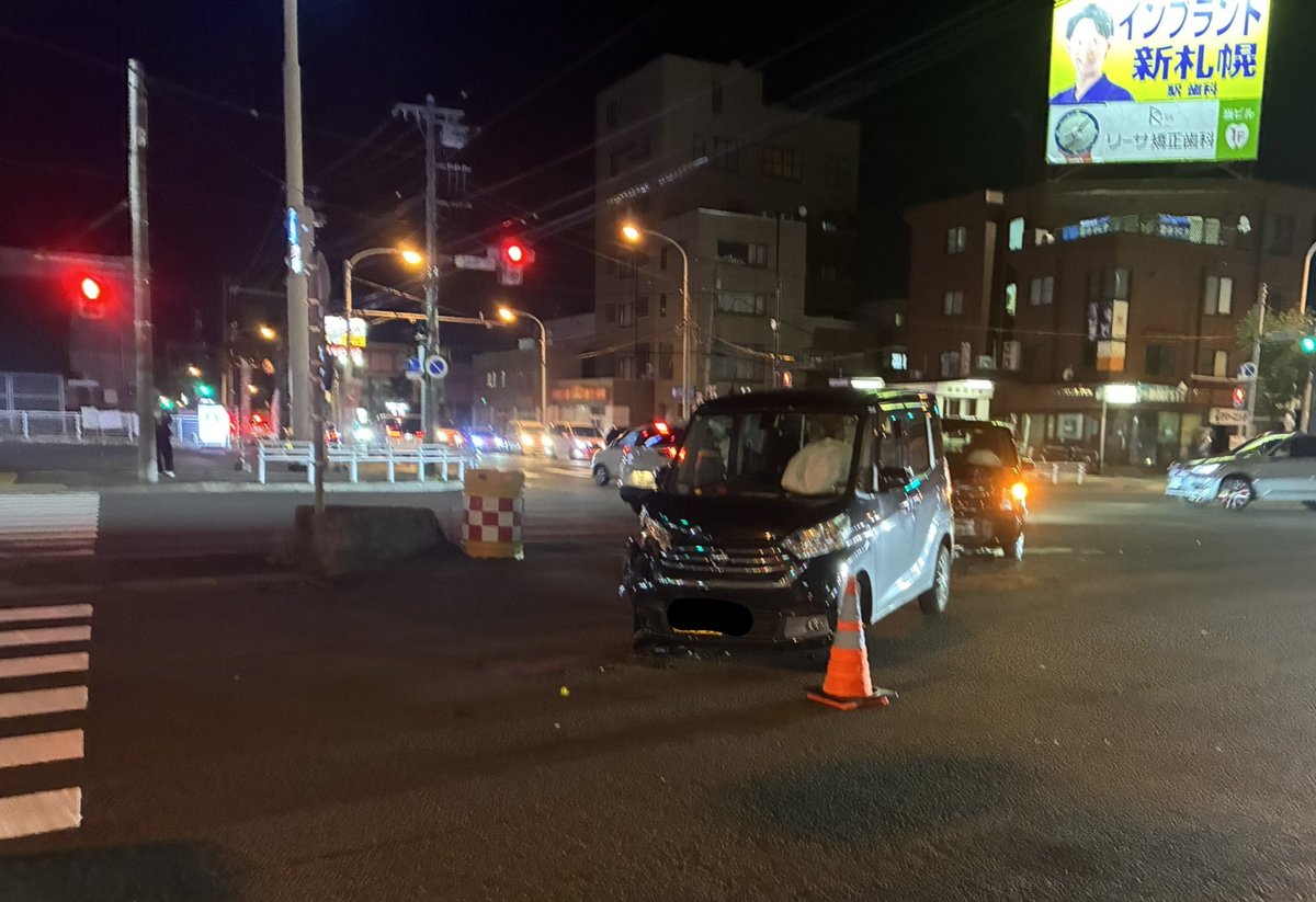 mst_hide's tweet photo. 札幌市白石区南郷通13丁目交差点にて事故。
現場には交通安全啓発の為に旗振り隊がいたにも関わらず、その祈り…届かぬ…！
呆然とし、旗を振るのをやめてしまった旗振り隊。

そもそも、この旗振り隊にドライバーが気を取られて事故になった可能性も。 https://t.co/XL7APjP2vL