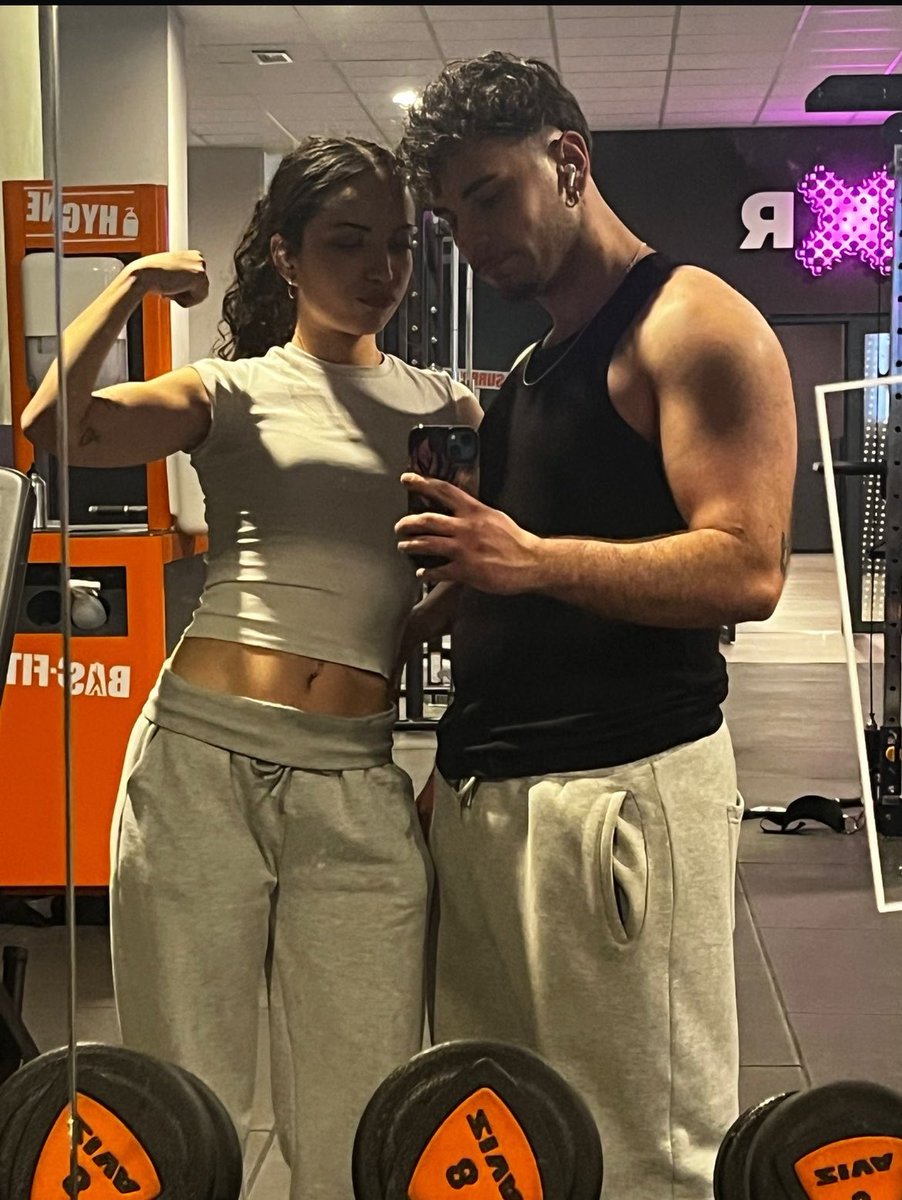 goddesssalba1's tweet photo. Ayer tuvimos una noche muyyyyy divertida saqueando a cornudos JAJAJAJAJA, que bien nos lo pasamos viéndoos sufrir 🤭💸💸💸💸 @AlphadeAlba https://t.co/NrUdNnohyE