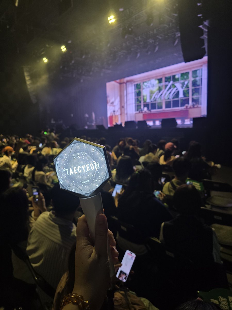 Vista0225's tweet photo. 대만 팬미팅 갔다온 기념샷 https://t.co/7VuBwpZfyT