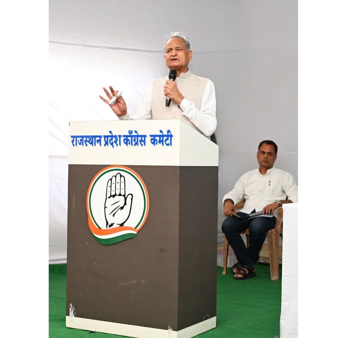 ashokgehlot51's tweet photo. आज जयपुर स्थित प्रदेश कांग्रेस मुख्यालय में ���िला अध्यक्षों, प्रभारियों एवं सह-प्रभारियों की बैठक में भाग लिया।

पंचायतीराज चुनाव को लेकर गांव-गांव में भाजपा सरकार के खिलाफ गहरी नाराजगी है। नगरीय निकाय चुनाव में जिस तरह सत्ता का दुरुपयोग हुआ, उसे गांवों की जनता ने भी देखा है और अब वह भाजपा को इसका जवाब देगी।

राजस्थान में कांग्रेस पूरी तरह एकजुट है। प्रदेश स्तर पर सभी वरिष्ठ नेता मिलकर काम कर रहे हैं। अब सभी जिला अध्यक्ष एकजुटता का यही संदेश लेकर अपने-अपने जिलों में जाएं, हर नेता-कार्यकर्ता को साथ लेकर चलें और पूरी ताकत से कांग्रेस की जीत सुनिश���चित करें।

गांव की चौपाल से भाजपा के खिलाफ उठ रही नाराजगी अब मतपेटी तक पहुंचेगी, और संगठन की ताकत व जनता के भरोसे के साथ पंचायतीराज चुनाव में कांग्रेस का परचम लहराएगा।
