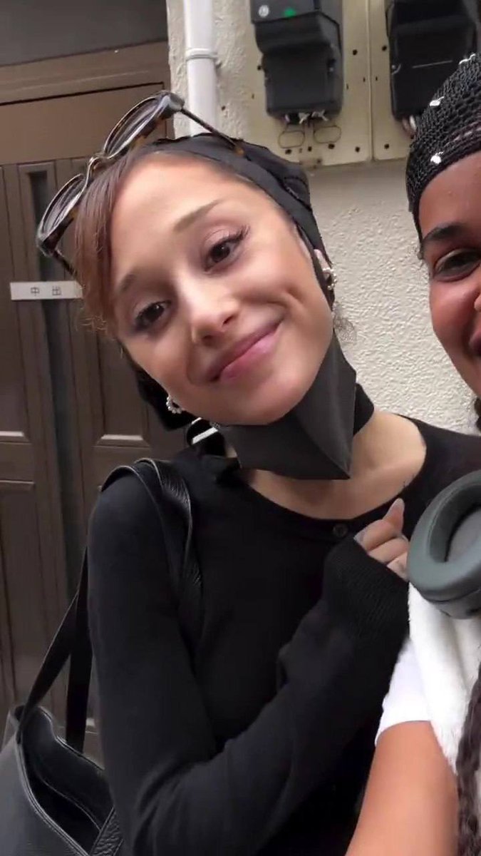 itsarianait's tweet photo. 🇯🇵 Ariana Grande with a fan in Japan. https://t.co/BNNWH8WOGx