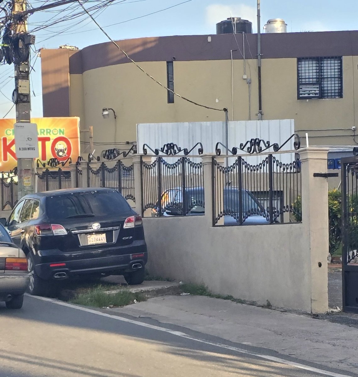 marcosbarinas's tweet photo. Este individuo, placa G27449, bloquea la acera todos los días en camino chiquito, en horas en que muchos niños y ancianos deben pasar. Es agresivo. Espero que @digesettrd_ fiscalice a este abusador. @alexcedev @JoelGneco @INTRANT_RD https://t.co/4lpNkTYeU7