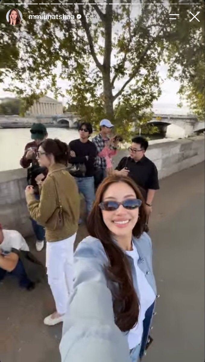 ecbae_'s tweet photo. her watermark has to make an appearance in every picture she posts. ugh, when you’re in love 🫠

#CHANELSS27xLenaMiu
#LalinaLena #MiuNatsha
#CHANELSpringSummer 
#CHANEL #PFW https://t.co/giXfIVd2VQ