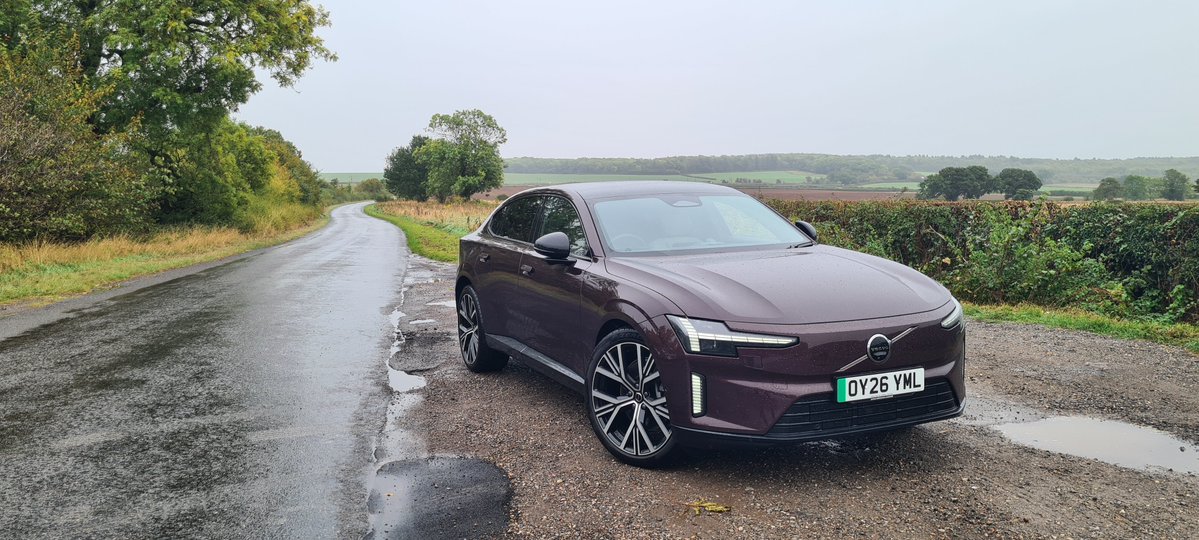 MttRbnsn's tweet photo. Back in the UK for a few days and the next test car up for appraisal is this #Volvo #ES90 #Extended #Range #RWD #Ultra. Range of 398mi, 333hp and 0-62mph in 6.6s, priced at £77,260 before options and £79,100 with them (the 22-inch Y-spokes at £995 and #Mulberry #Red, £845). https://t.co/NcmVaWZU6b