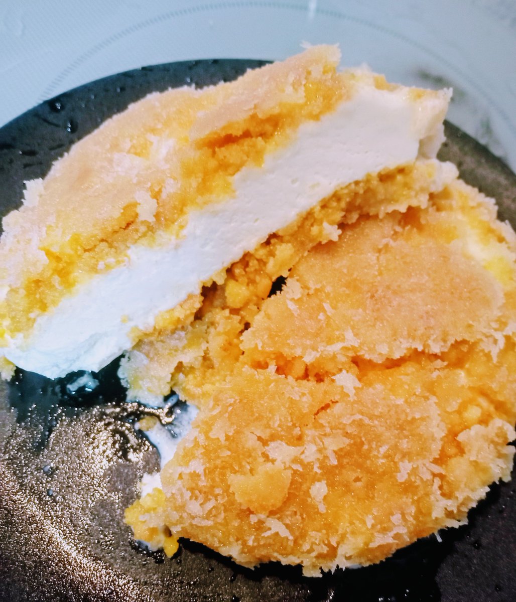 ruro_096's tweet photo. カロリー爆弾爆誕！
パイ生地のように外がサクサクに仕上がりました🤩
ど平日なのにこんなもの食べてしまうなんて許されるのだろうか……？ https://t.co/2jQsV8hDq7