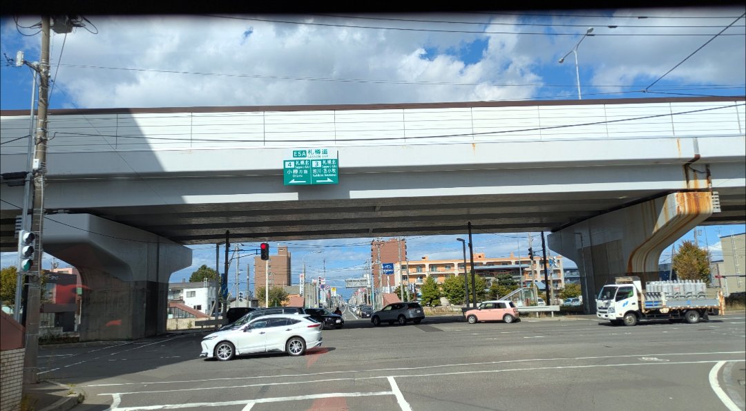 road_sapporo's tweet photo. 右折矢印が出ないので、右折時車間距離詰めすぎるとど真ん中で立ち往生しちゃう為注意が必要な場所🚘️ https://t.co/xxaTRuK07S