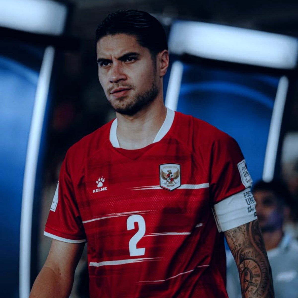 hniiiia's tweet photo. masih ga habis pikir dan ngakak sama Kevin Diks WKWK 🤣

wejangannya "jangan termakan emosi" sedangkan kita semua tau selama turnamen ini berjalan, di setiap match yg berlangsung belio ini termasuk pemain yg emosian bngt busettt 
ban kapten juga ga mempan nyegel khodam dia 😭🙏🏻 https://t.co/yBWNV3n18w