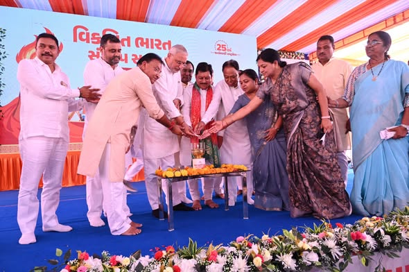 airnews_abad's tweet photo. #SabarKantha #SevaJyotiYatra #25YearsOfPublicService #SevaSankalpAbhiyan #ViksitBharat
હિંમતનગર આર્ટ્સ એન્ડ કોમર્સ કોલેજ ખાતે સામાજિક અગ્રણી જગદીશ વિશ્વકર્માની ઉપસ્થિતિમાં ‘વિકસિત ભારત સંકલ્પ સભા'યોજાઈ
"સેવા જ્યોતિ યાત્રા"માં સાબરવાસીઓ ઉત્સાહભેર જોડાયા
#AIRPics : યોગેશ સથવારા https://t.co/qo7KhqPutR