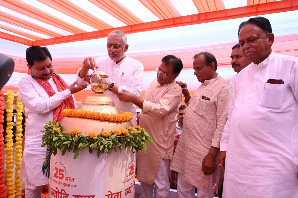 airnews_abad's tweet photo. #SabarKantha #SevaJyotiYatra #25YearsOfPublicService #SevaSankalpAbhiyan #ViksitBharat
હિંમતનગર આર્ટ્સ એન્ડ કોમર્સ કોલેજ ખાતે સામાજિક અગ્રણી જગદીશ વિશ્વકર્માની ઉપસ્થિતિમાં ‘વિકસિત ભારત સંકલ્પ સભા'યોજાઈ
"સેવા જ્યોતિ યાત્રા"માં સાબરવાસીઓ ઉત્સાહભેર જોડાયા
#AIRPics : યોગેશ સથવારા https://t.co/qo7KhqPutR