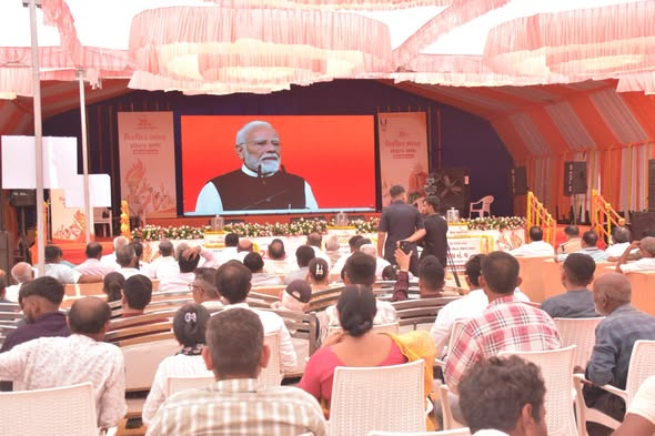 airnews_abad's tweet photo. #25YearsOfPublicService #Gujarat #SevaSankalpAbhiyan #ViksitBharat
#GirSomnath માં કેન્દ્રીય રાજ્યમંત્રી નિમુબેન બાંભણિયાની ઉપસ્થિતિમાં #SevaJyotiYatra યોજાઈ
જિલ્લાકક્ષાની સામૂહિક અને વ્યક્તિગત રંગોળી સ્પર્ધાના વિજેતાઓને મહાનુભાવોના હસ્તે પુરસ્કૃત કરાયા
#AIRPics : રાજેશ ભજગોતર https://t.co/Irve1Rp14T