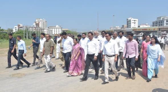 airnews_abad's tweet photo. #25YearsOfPublicService #Gujarat #SevaSankalpAbhiyan #ViksitBharat
#GirSomnath માં કેન્દ્રીય રાજ્યમંત્રી નિમુબેન બાંભણિયાની ઉપસ્થિતિમાં #SevaJyotiYatra યોજાઈ
જિલ્લાકક્ષાની સામૂહિક અને વ્યક્તિગત રંગોળી સ્પર્ધાના વિજેતાઓને મહાનુભાવોના હસ્તે પુરસ્કૃત કરાયા
#AIRPics : રાજેશ ભજગોતર https://t.co/Irve1Rp14T